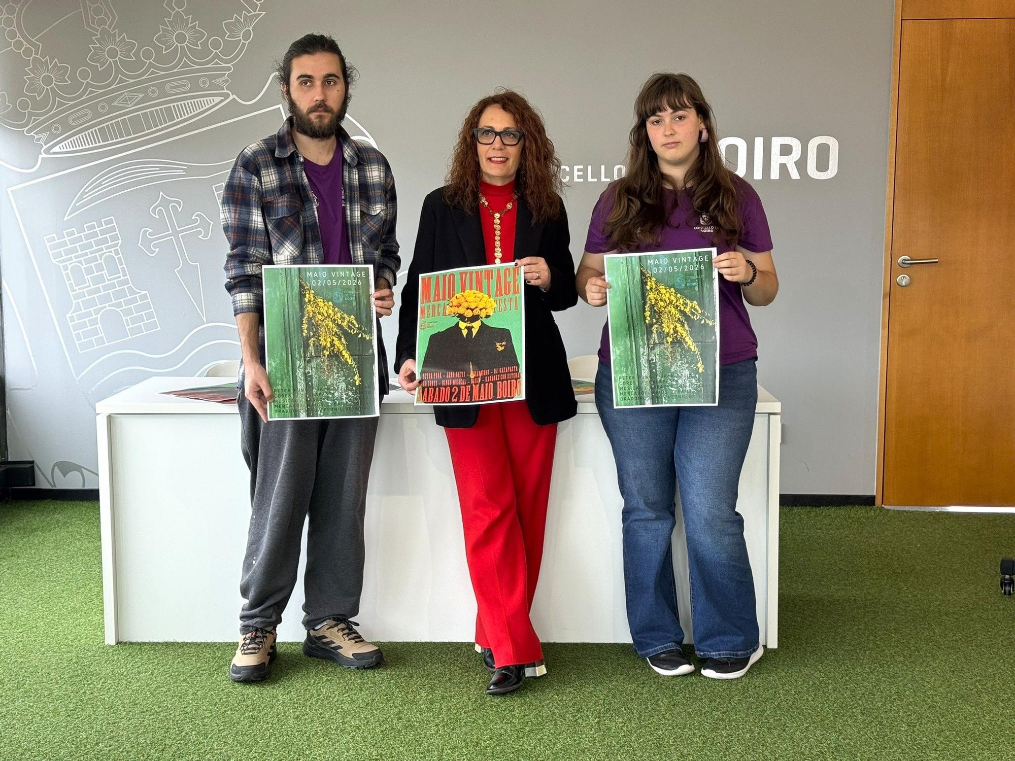 Martín López, María Outeiral, centro, e Yolanda Egido presentando o Maio Vintage.