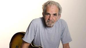 J.J. Cale interpretant ’Cocaine’ en directe