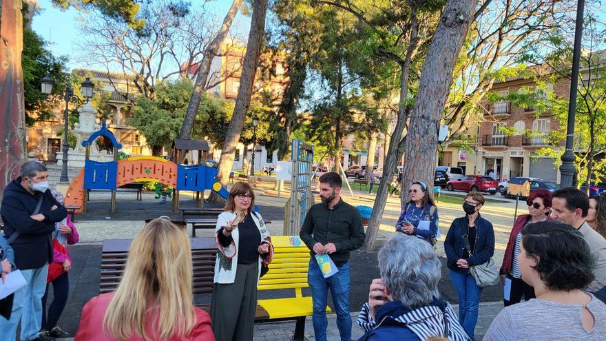 Carmen Amoraga inaugura els &quot;bancs literaris&quot; de Foios