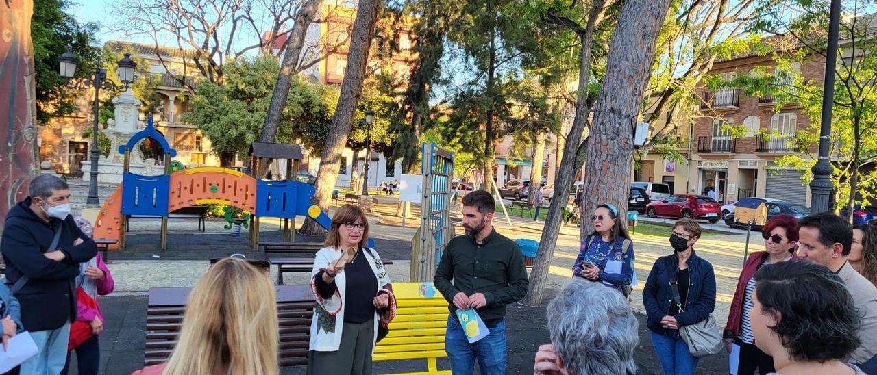 Carmen Amoraga, escriptora i directora general de Cultura, i Juanjo Civera, regidor de Cultura, presenten els &quot;bancs literaris&quot;