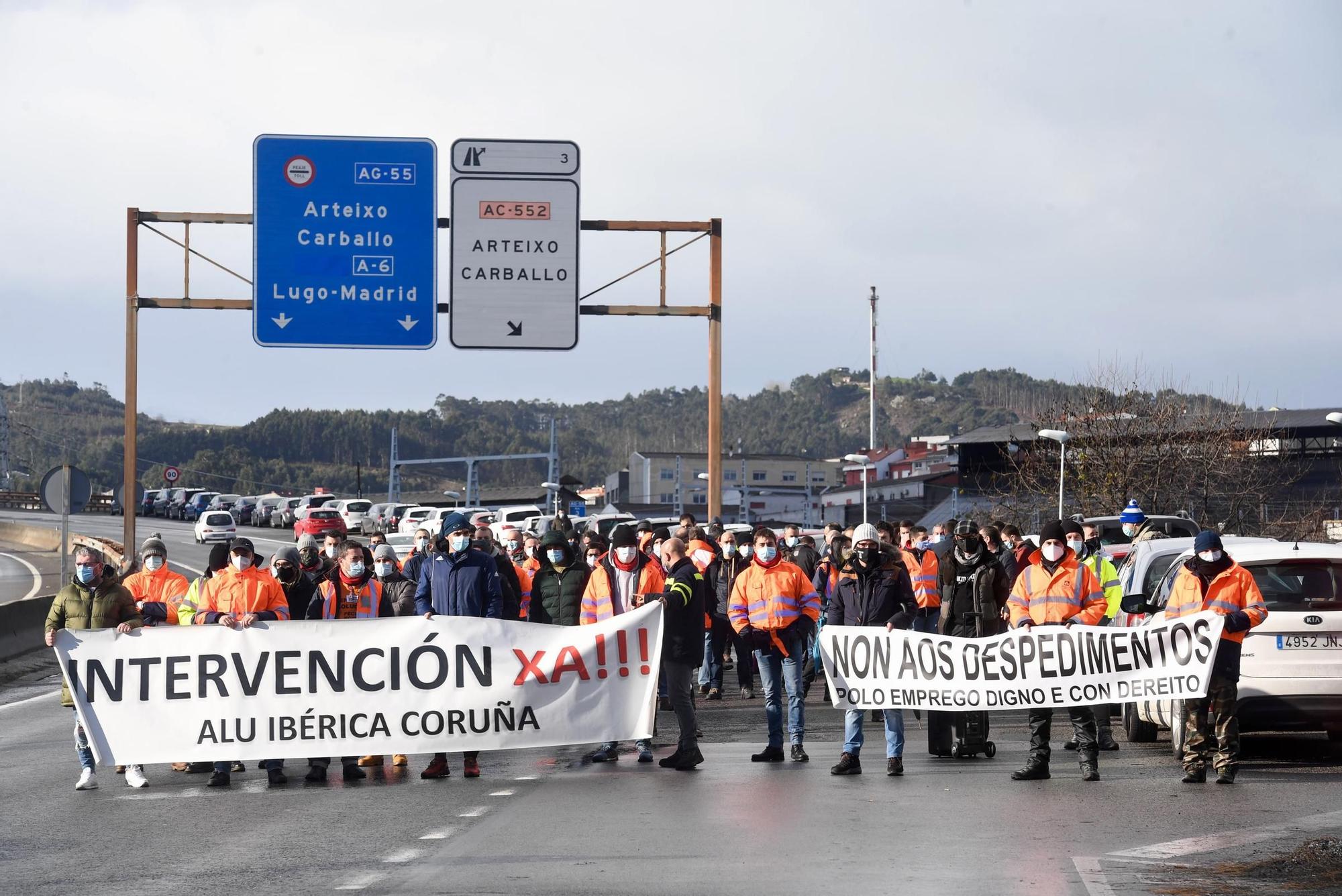 Protestas de los trabajadores de Alu Ibérica en la entrada de la factoría