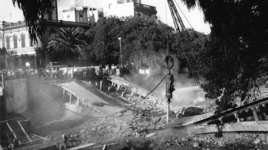 Demolición del puente de Piedra en los años 70.