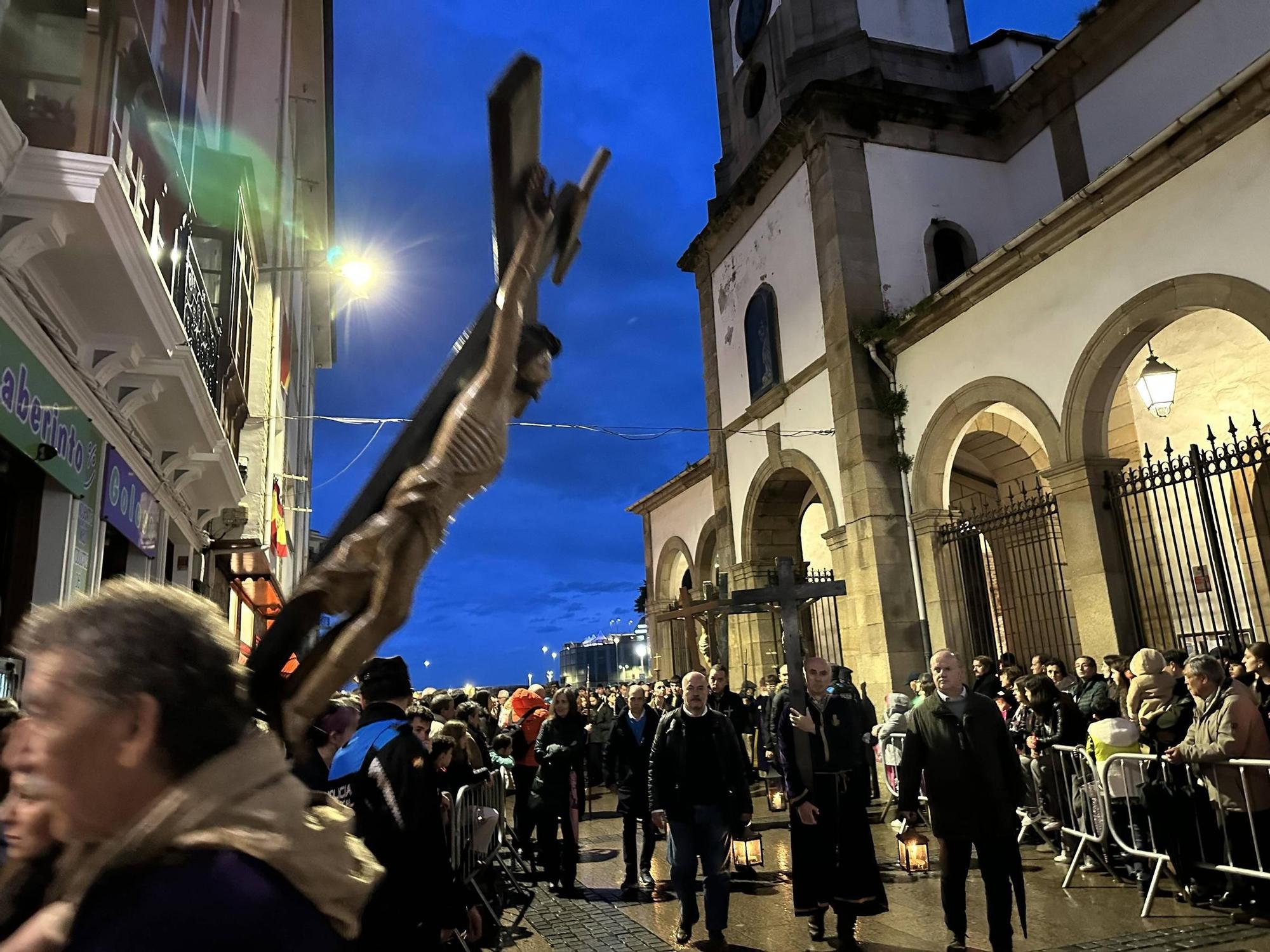EN IMÁGENES | La envolvente procesión del Nazareno en Luarca