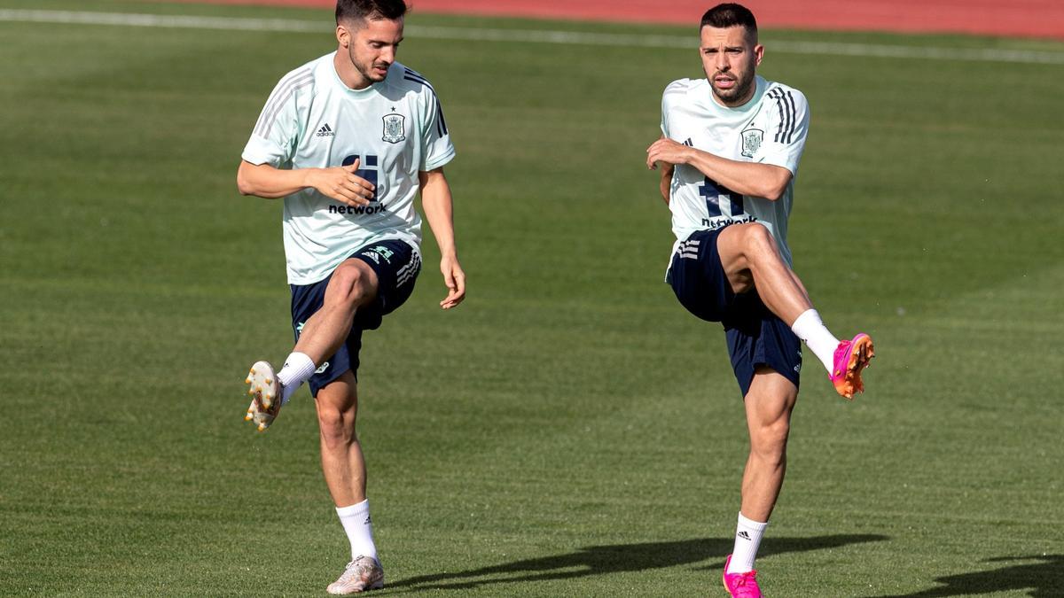 Messi bromea con Jordi Alba e Ilaix durante el entrenamiento