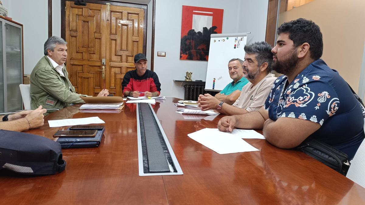 Un momento de la reunión con el concejal, Pablo Álvaez, en el centro
