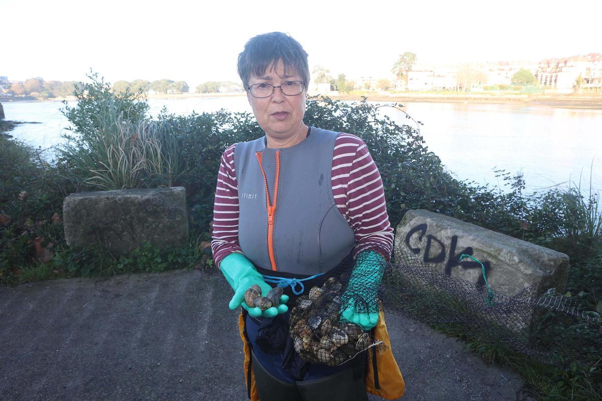 Los mariscadores a pie de la ría de O Burgo vuelven a faenar tras casi cuatro años de espera Los mariscadores a pie de la ría de O Burgo vuelven a faenar tras casi cuatro años de espera