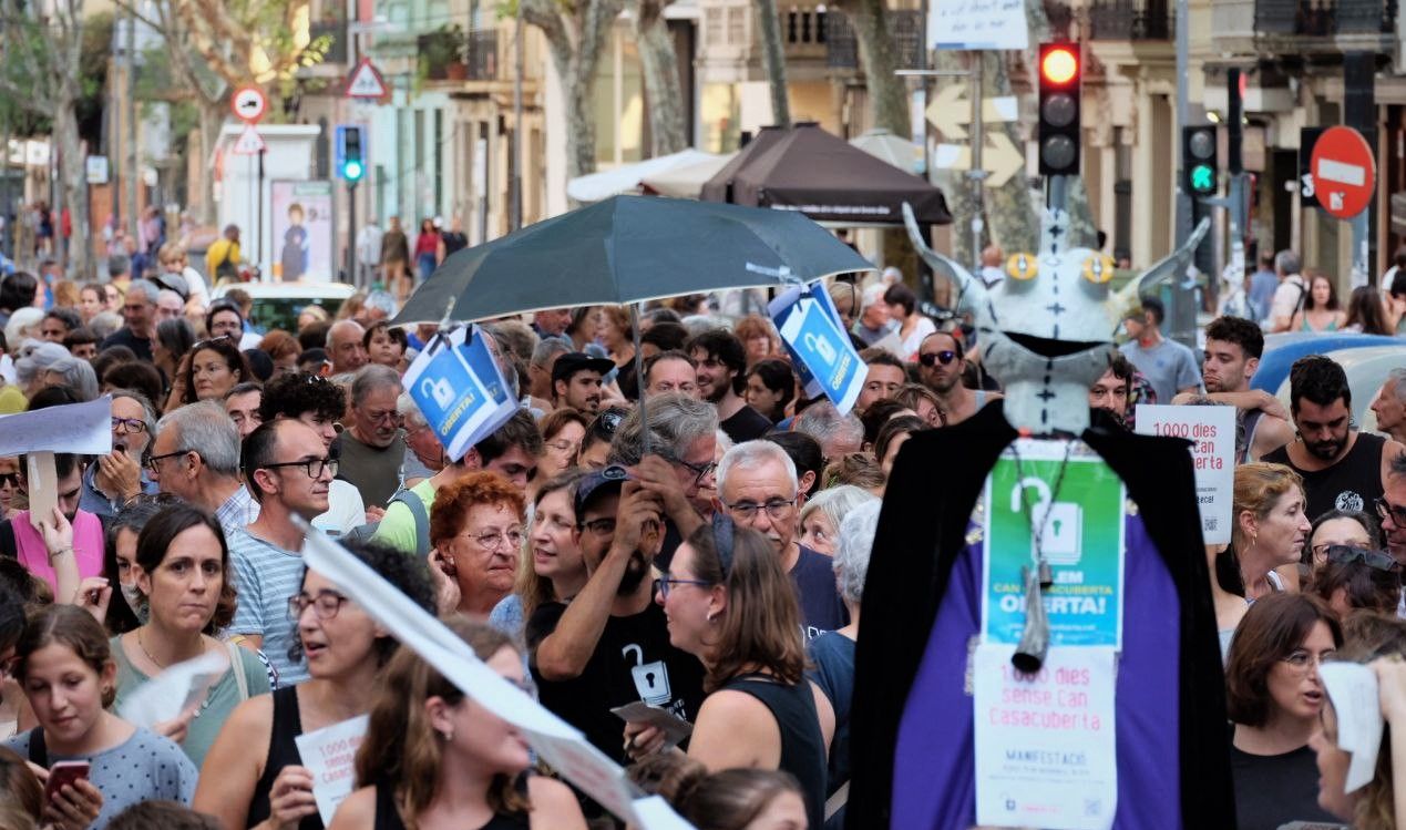 Vecinos de Badalona reclaman la reapertura de la biblioteca Can Casacuberta.