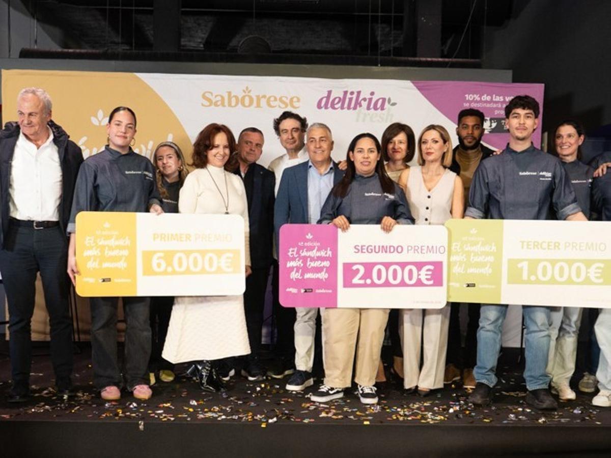 Los tres ganadores del certamen posan con el jurado y los organizadores