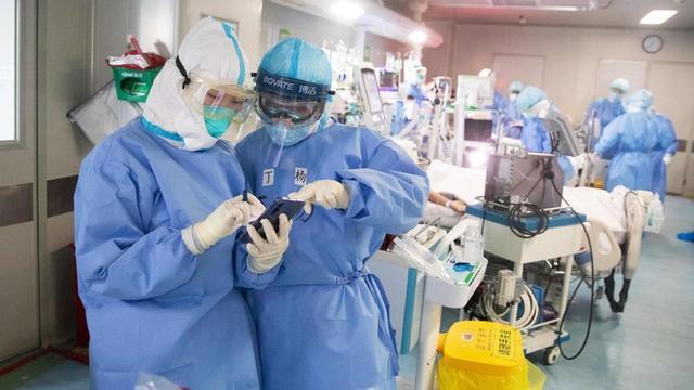 Dos médicos consultan unos datos en un hospital de Wuhan.