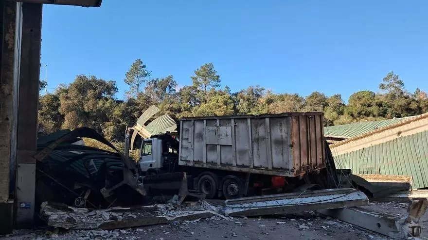 Vídeo | Un camió fa caure 600 m² de sostre al Parc Mediambiental de la Selva