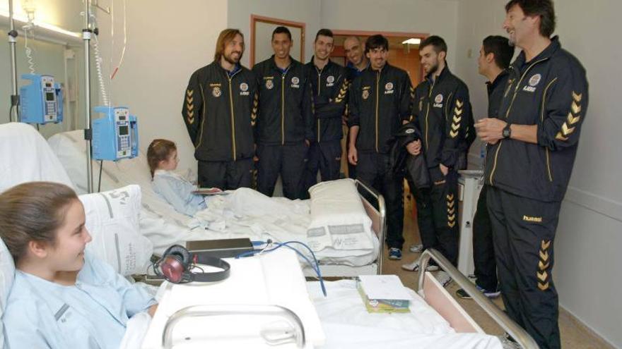 La plantilla del UBE L&#039;Illa-Grau visita a los niños hospitalizados en el General de Castelló