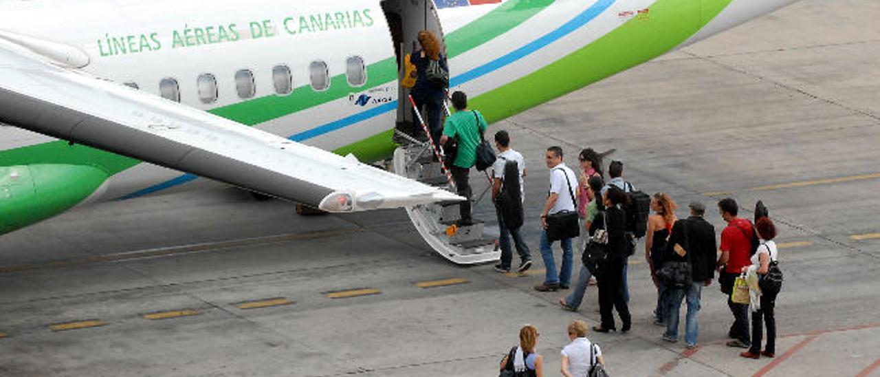 Un grupo de pasajeros sube a un vuelo de Binter.