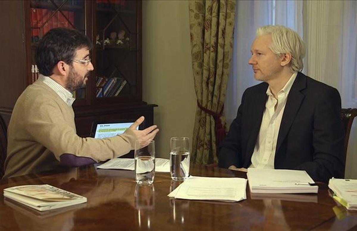 Jordi Évole amb Julian Assange, en un moment de l’entrevista.
