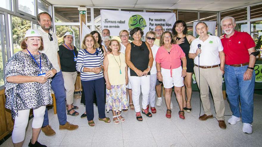 Miembros del partido Tercera Edad en Acción en una reunión en Gran Canaria.