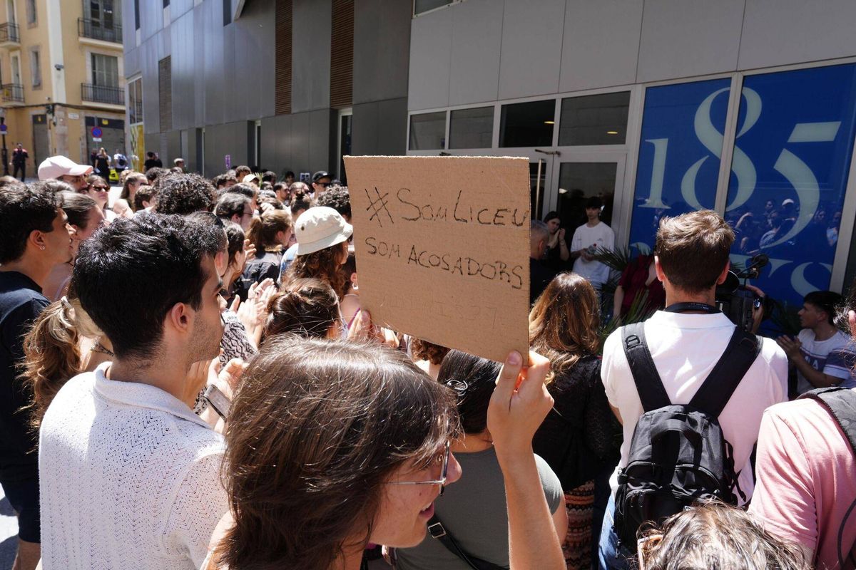 Barcelona 17/06/2025 Alumnos y alumnas del Conservatori del Liceu se concentran en la sede del conservatorio de Nou de la Rambla para protestar contra los abusos Fotografía de Ferran Nadeu