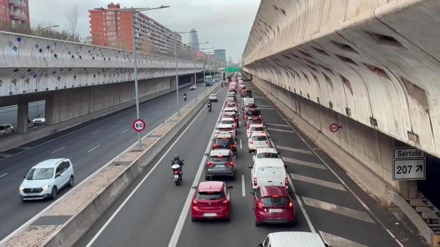 Tráfico muy intenso en las entradas de Barcelona por la suspensión de Rodalies