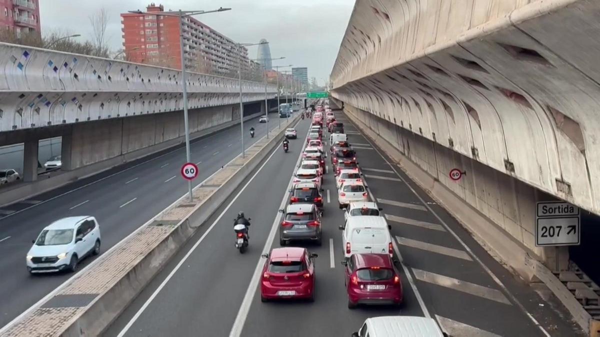 Tráfico muy intenso en las entradas de Barcelona por la suspensión de Rodalies