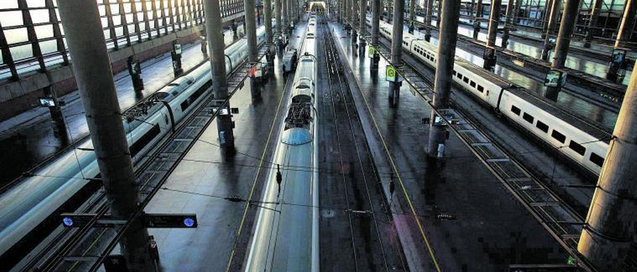 Vista general de la estación de Atocha-Almudena Grandes con las vías de llegada de los trenes de alta velocidad.  | ÁNGEL NAVARRETE/BLOOMBERG