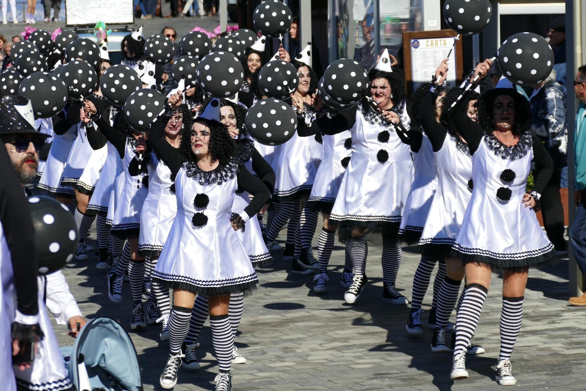 L'Escala s'acoloreix amb la rua de carnaval