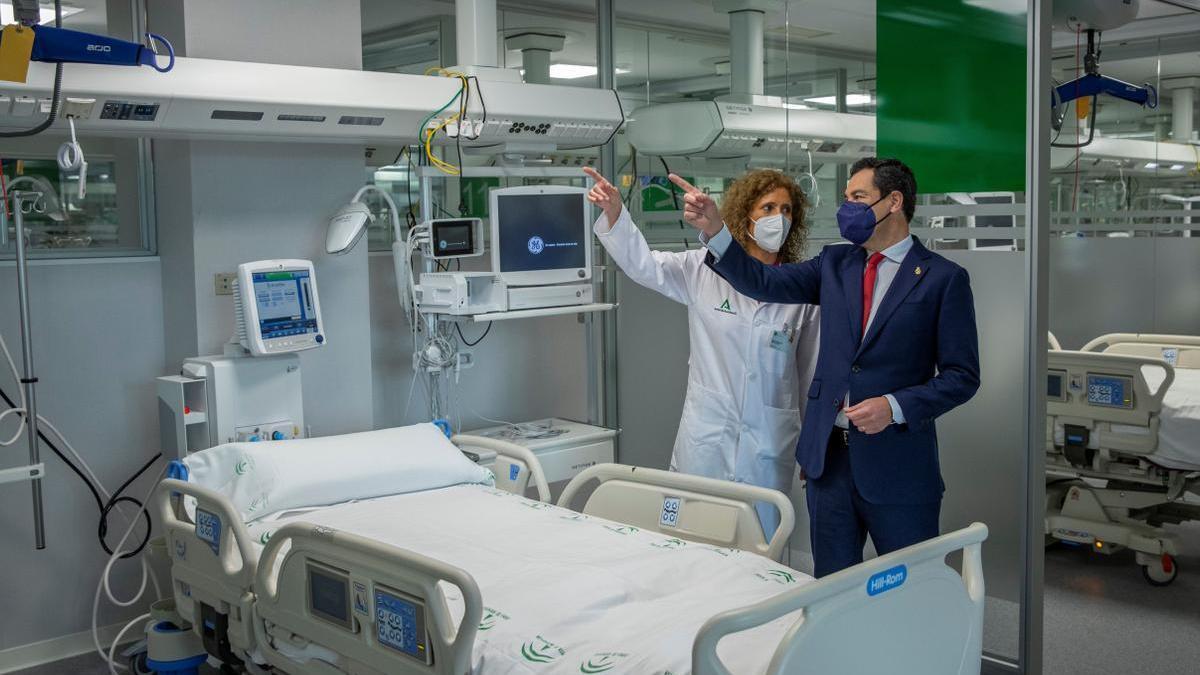 El presidente de la Junta, Juan Manuel Moreno, en una de las UCI del recién inaugurado hospital Vigil de Quiñones, en Sevilla.