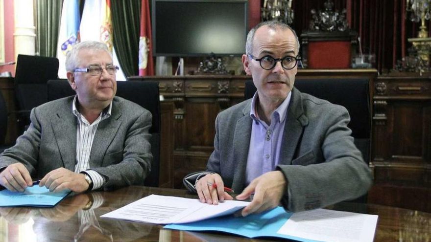 El alcalde, Jesús Vázquez, con el edil de Urbanismo, José Cudeiro. // Iñaki Osorio