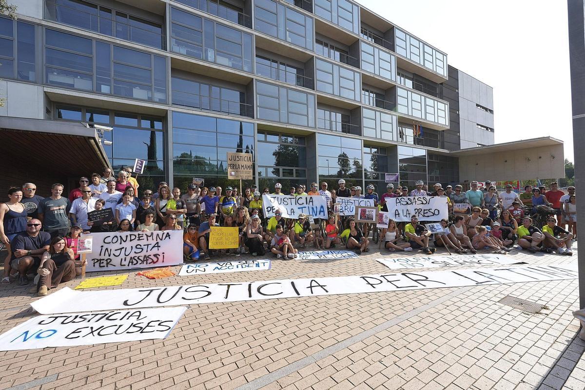 Les imatges de la concentració de rebuig a la condemna pel conductor que va matar una ciclista als Àngels