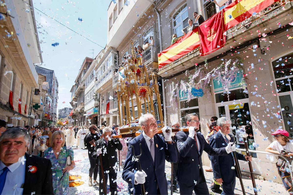 Ponteareas celebra la procesión del Corpus Christi con 35 alfombras florales Ponteareas celebra la procesión del Corpus Christi con 35 alfombras florales