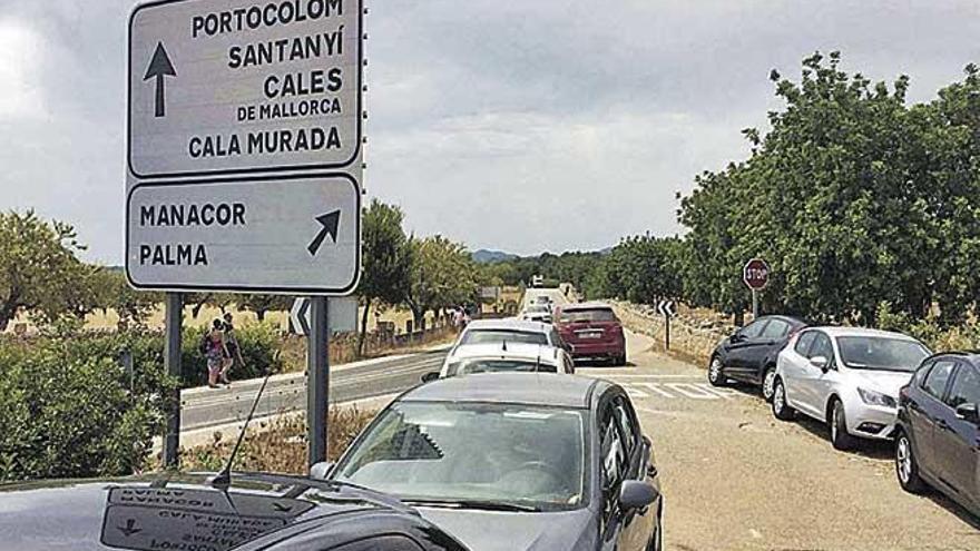 Vehículos estacionados en la carretera, cerca de Cala Varques.