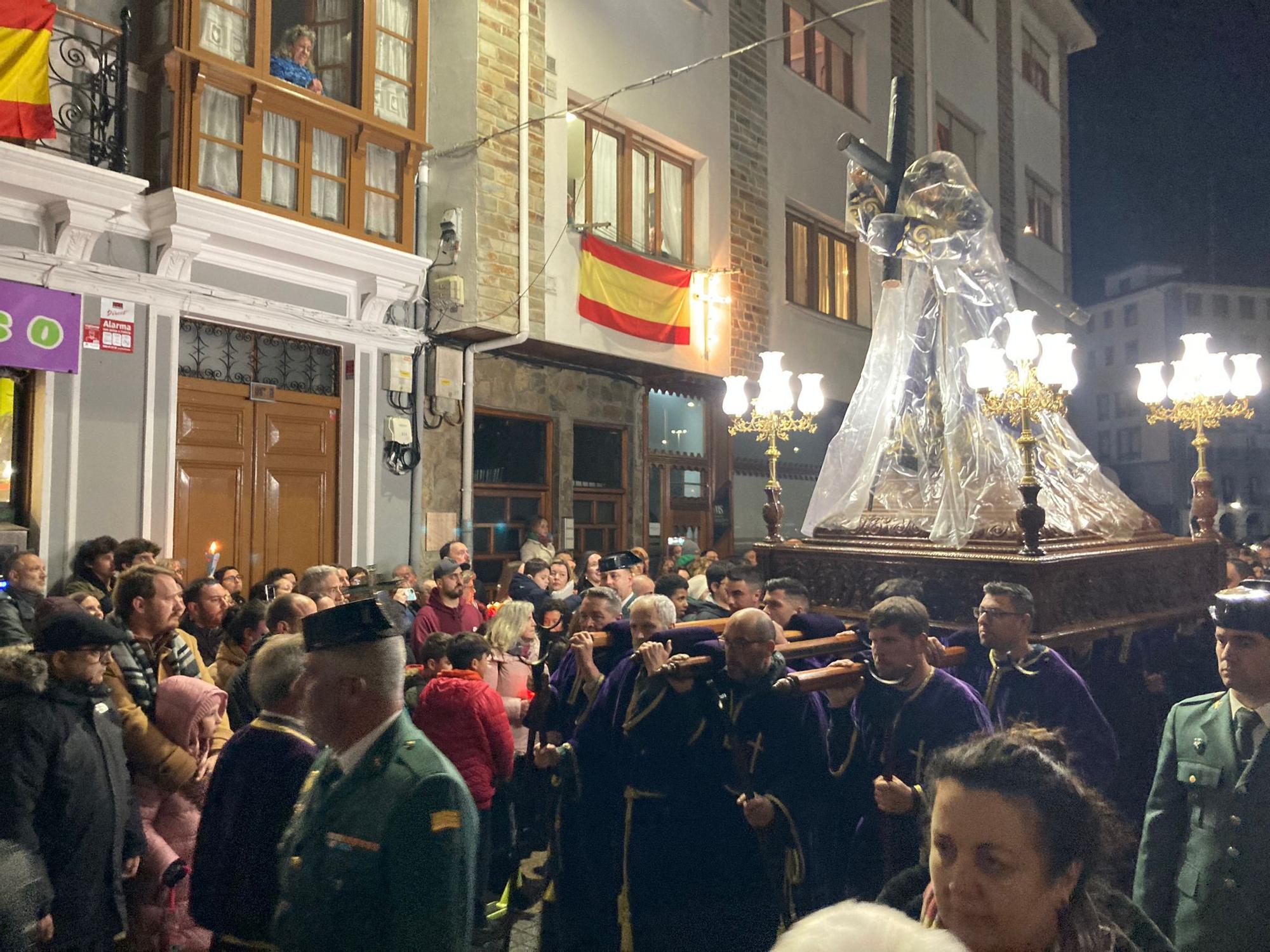 En imágenes: Así fue la esperada salida del Nazareno por las calles de Luarca