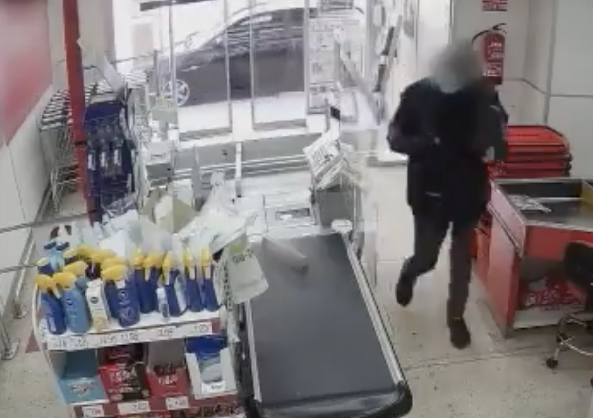 Detingut un home per tres robatoris violents a diversos establiments del Baix Llobregat