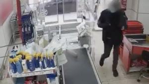 Detingut un home per tres robatoris violents a diversos establiments del Baix Llobregat