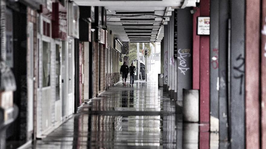 Dos personas en La Laguna durante las lluvias de la semana pasada.