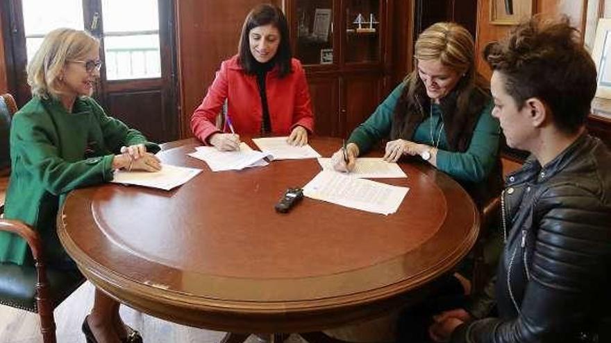 Conselleira y alcaldesa firman el convenio ayer en el Concello. // FdV