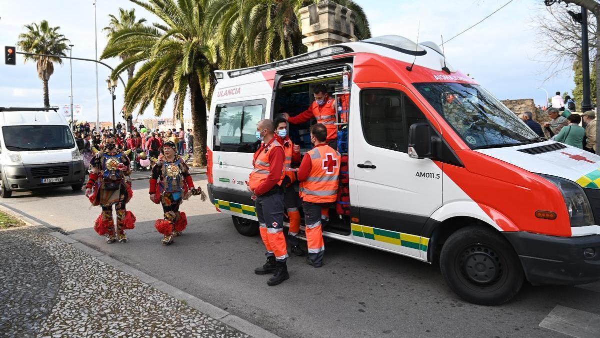 Voluntarios de Cruz Roja en el entorno de puerta de Palmas, la zona que más carnavaleros congregó el sábado de Carnaval.