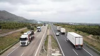 El tráfico de camiones bate récord en la AP-7 en Castellón con 11.472 al día