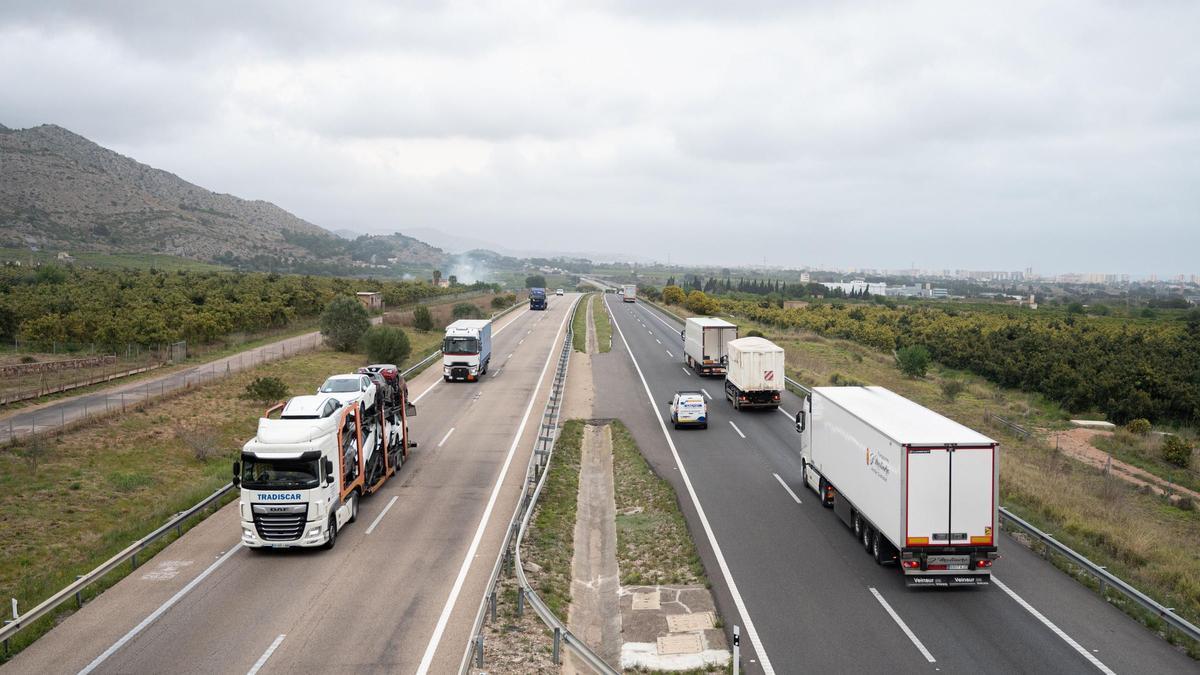 Camiones en la autopista AP-7 a su paso por la provincia de Castellón.