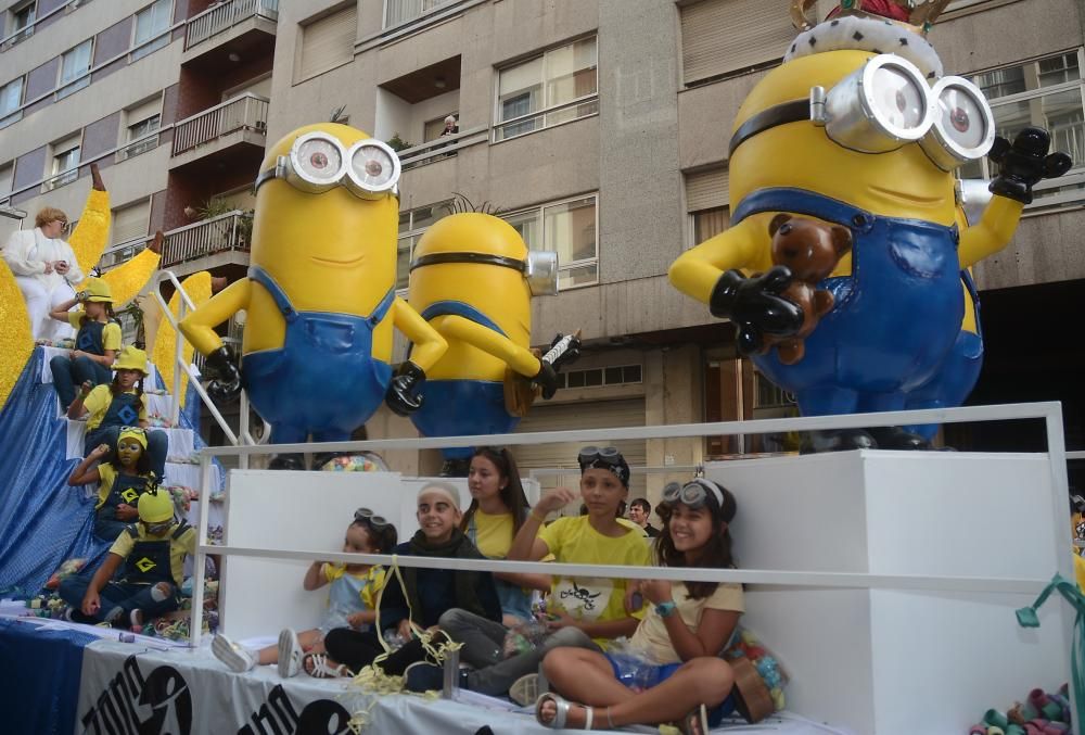 Carrozas y serpentinas llenan de color las calles de Pontevedra - La Bella y la Bestia y los Minnions, protagonistas de una Batalla de Flores que contó con la presencia de numeroso público