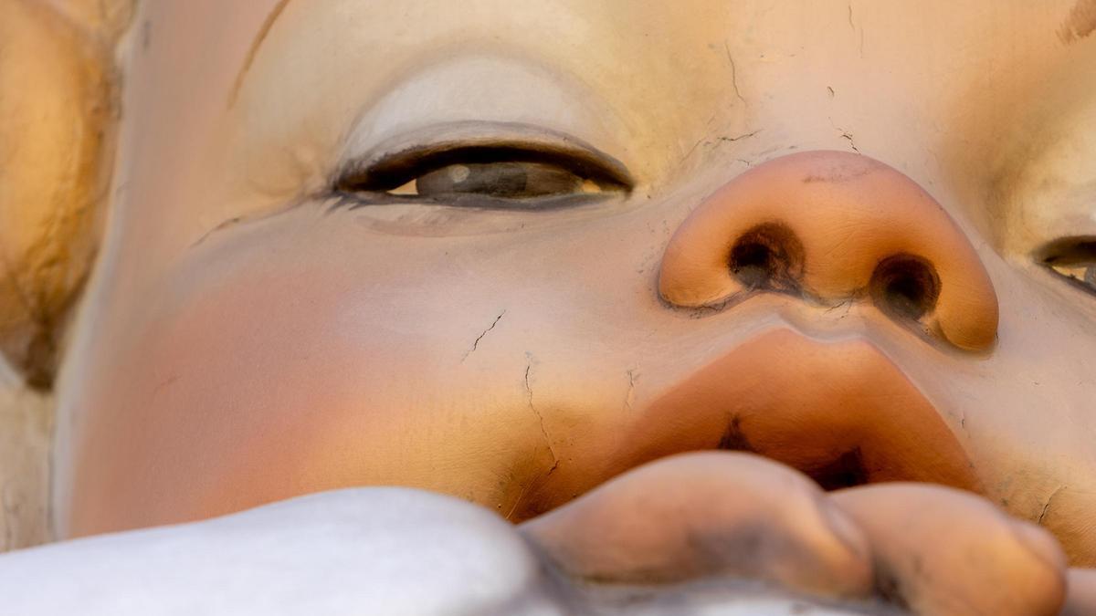 Grietas en el belén gigante de la plaza del ayuntemiento de Alicante