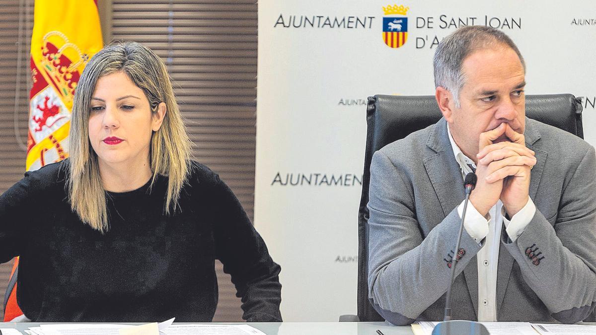 La portavoz socialista, Esther Donate, y el alcalde de Sant Joan d’Alacant, Santiago Román, ayer, en el pleno del Ayuntamiento