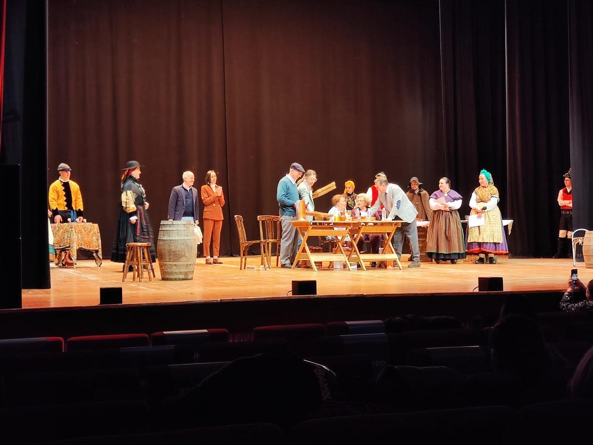 María López e Carmen Comesaña na homenaxe do mes de abril no Teatro Afundación de Vigo xunto a Abel Caballero.