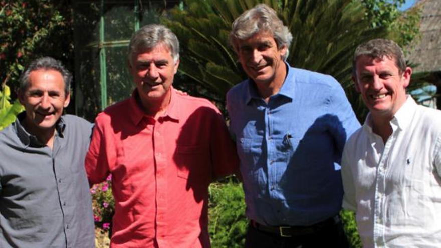 Begiristain y Brian Kidd posan con Pellegrini.