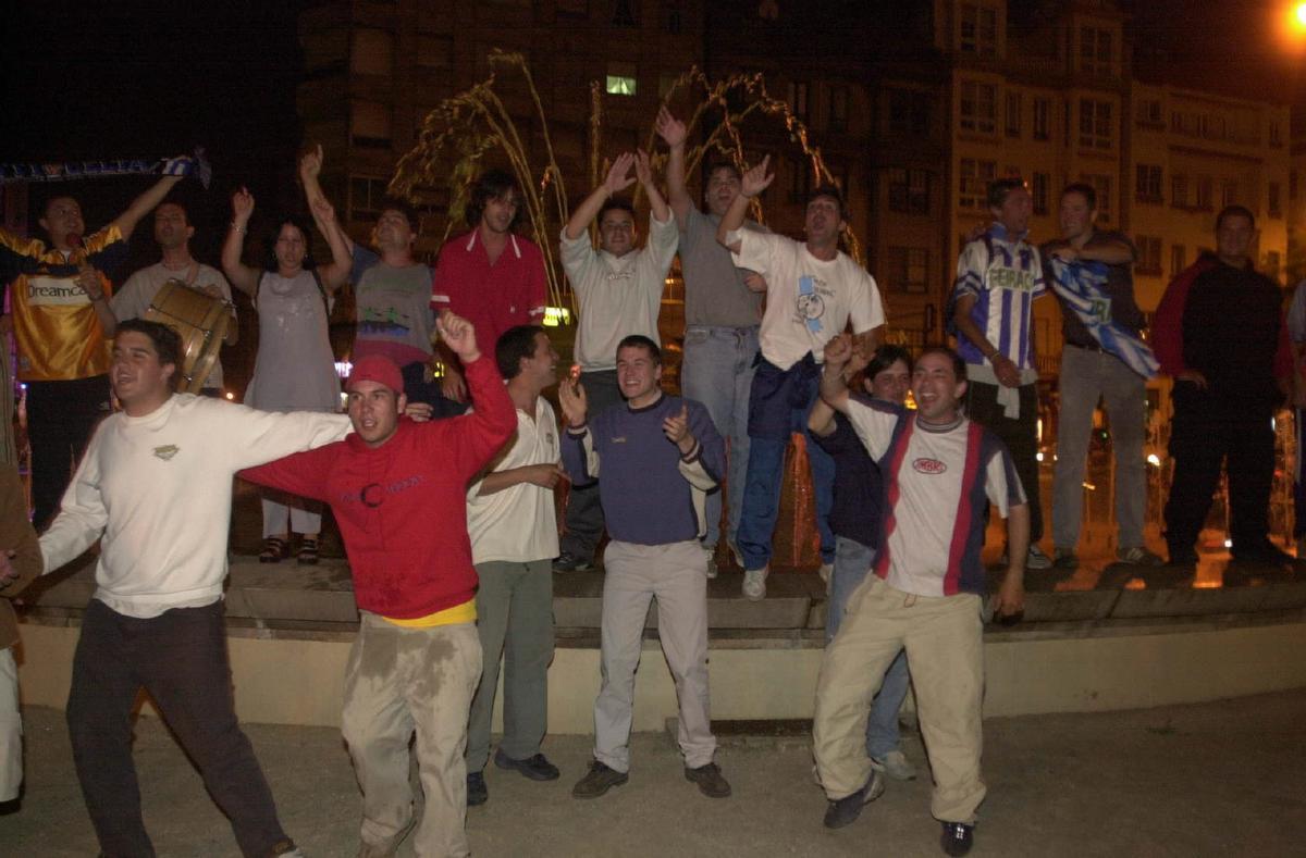 Aficionados del Deportivo celebran en 2001 la derrota del Celta ante el Zaragoza en la final de Copa del Rey