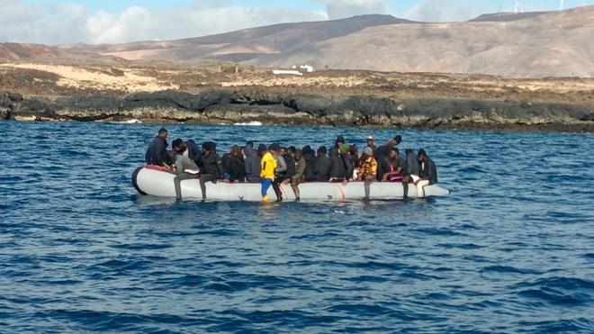 El pesquero lanzaroteño 'Mar Azul' auxilia a una zodiac con una embarazada muerta y 52 migrantes en Los Cocoteros