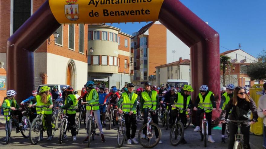 1. Preparados para iniciar la marcha. 2. Uno de los profesores preparando la cámara antes de iniciar el recorrido. 3. Familias y amigos en la Plaza Virgen de la Vega. 4. El inicio de la marcha. 5. Varios participantes por avenida Luis Morán. 6. Representantes de Cruz Roja Benavente. 7. Algunos optaron por hacer la marcha andando. | E. P.