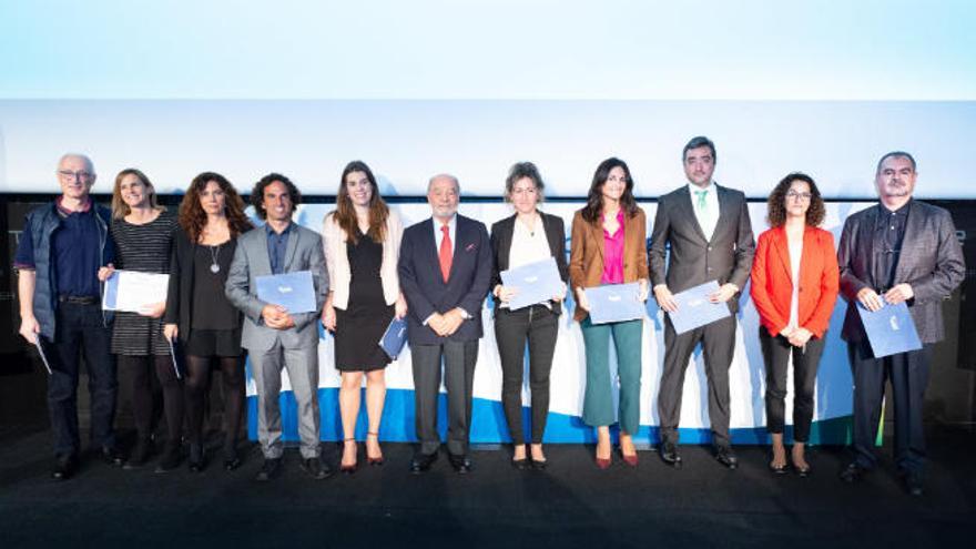 Los premiados posan junto al presidente de la Fundación Disa y la directora del área de salud de Tenerife.