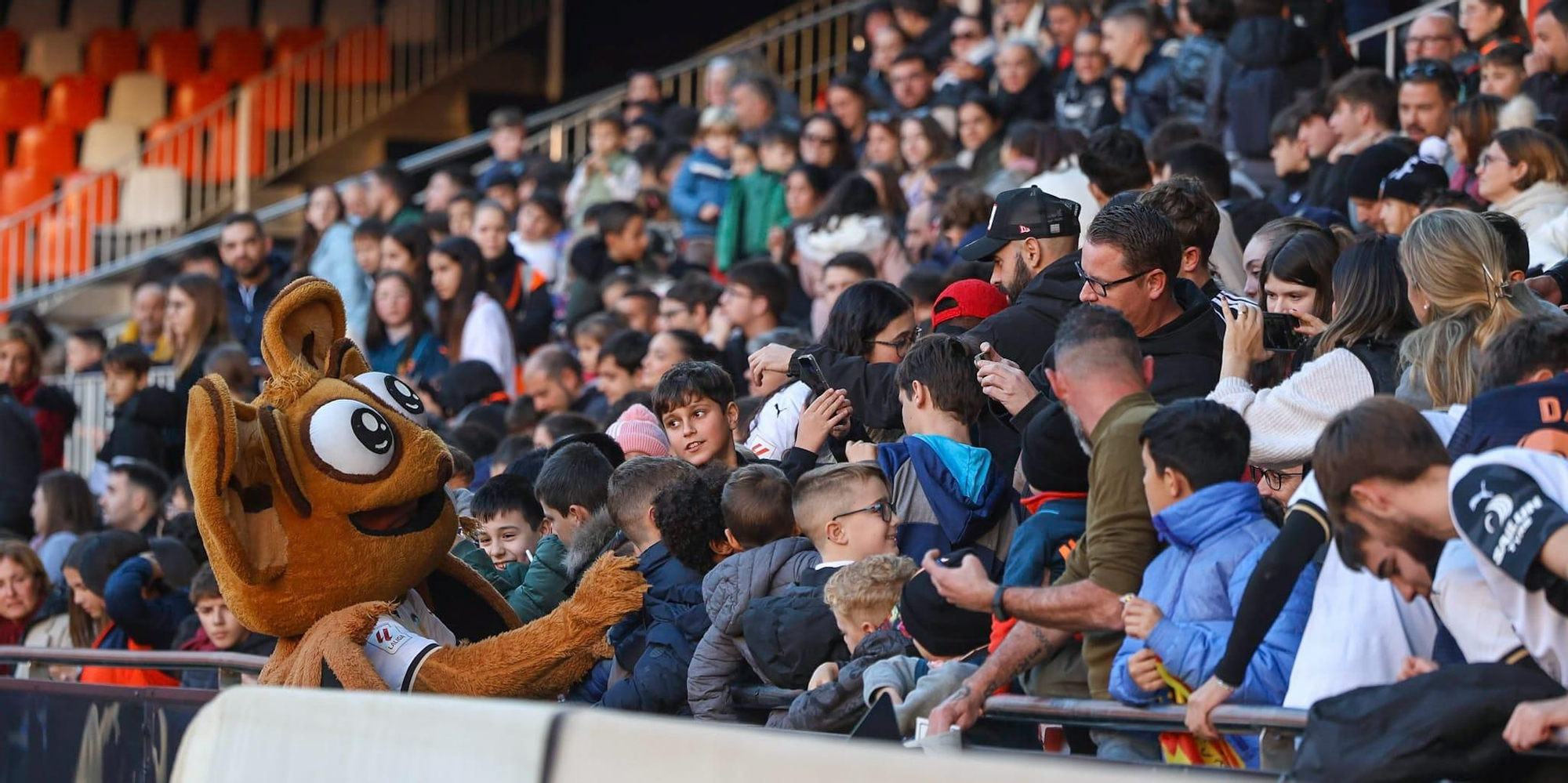 La afición se vuelca con el Valencia CF en el entrenamiento de Mestalla