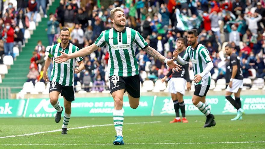 Antonio Casas, Miguel De las Cuevas y Willy Ledesma celebran un gol en El Arcángel.