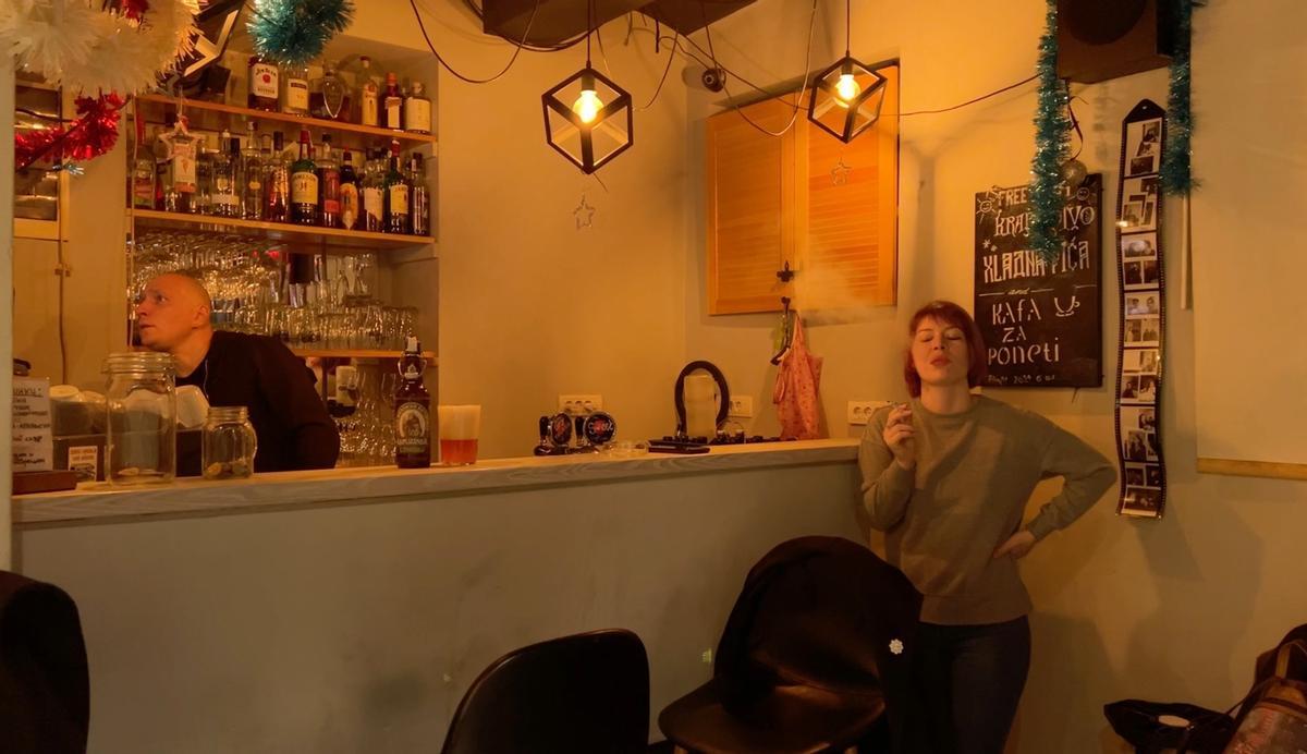 Alekséi Novikov y su pareja Arina, en su bar en Belgrado.