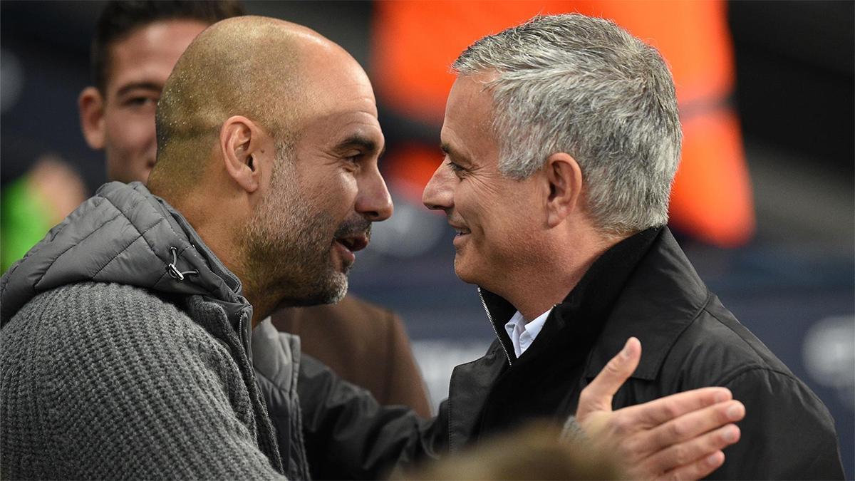 Pep y Mourinho se saludan durante un partido