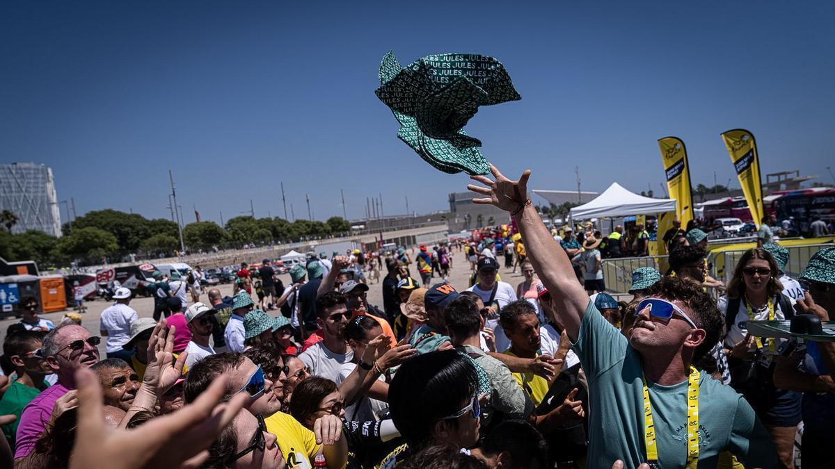 A PIE DE CALLE| Momentos del desfile previo a la salida de las distintas marcas